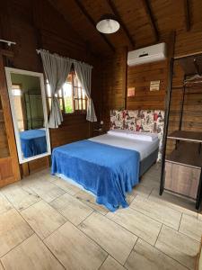 En eller flere senge i et værelse på RESIDENCIAL MARÉ ALTA-CABANA 1-PRAIA DO ROSA/SC