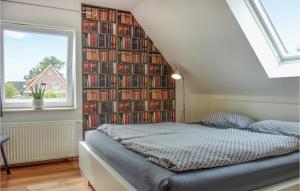 ein Schlafzimmer mit einer großen Bücherwand in der Unterkunft Lovely Apartment In Butjadingen in Butjadingen + 5 Fotos