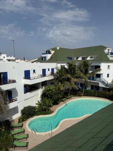 サンタ・マリアにあるLeme Bedje - Two bedroom, Pool, WiFi & Beachfrontの建物の前のプール
