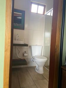 Et badeværelse på RESIDENCIAL MARÉ ALTA-CABANA 1-PRAIA DO ROSA/SC