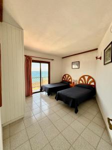 Un dormitorio con dos camas y vista al mar. en Mangos Mar E, en Puerto Naos