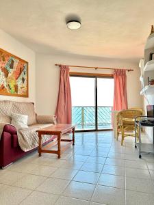 una sala de estar con un sofá y una mesa en Mangos Mar E, en Puerto Naos