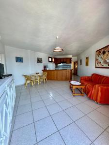 Una sala de estar con un sofá rojo y una mesa. en Mangos Mar E, en Puerto Naos 8 fotos más