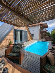 Bazén v ubytování Unique wooden villa with pool nebo v jeho okolí