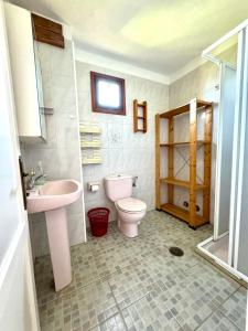 Un baño con inodoro, lavabo y bañera. en Mangos Mar E, en Puerto Naos