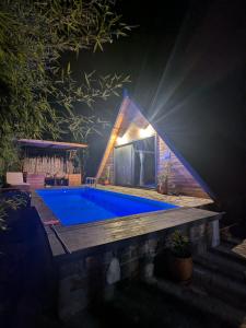Bazén v ubytování Unique wooden villa with pool nebo v jeho okolí