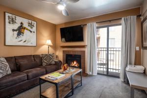 パークシティにあるGreat Location, Sleeps 4, 5 min drive to Ski & Bike Access, Shared Pool!のソファと暖炉のあるリビングルーム