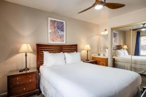 パークシティにあるGreat Location, Sleeps 4, 5 min drive to Ski & Bike Access, Shared Pool!の大きな白いベッドと鏡のある寝室 +16枚の写真