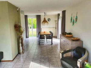 Una cocina y un comedor con mesa y sillas. en Bungalow in Breskens near Beach and Dunes, en Breskens
