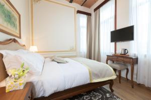 Un pat sau paturi într-o cameră la Hotel Pera Parma