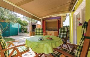 Patio alebo iná vonkajšia časť ubytovania Holiday Home Peroj I