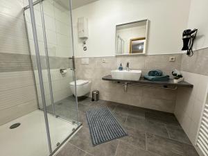 Galerie-Ferienwohnung "Im Schindlershof" - zentral und ruhigにあるバスルーム +32枚の写真