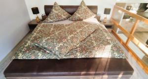 Galerie-Ferienwohnung "Im Schindlershof" - zentral und ruhigにあるベッド