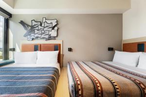 Postel nebo postele na pokoji v ubytování Moxy Miami Wynwood + 80 fotografií