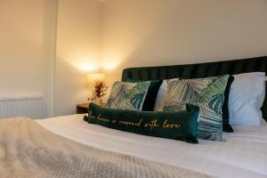 Ένα ή περισσότερα κρεβάτια σε δωμάτιο στο High End Apartment - Perfect For Contractors & Builders - Free Parking