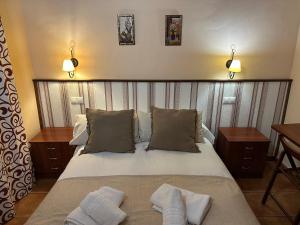 Postel nebo postele na pokoji v ubytování Hostal Camarina
