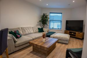 Μια τηλεόραση ή/και κέντρο ψυχαγωγίας στο High End Apartment - Perfect For Contractors & Builders - Free Parking