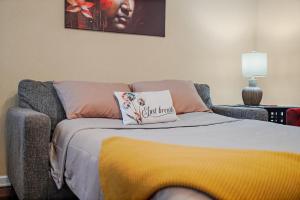 Ένα ή περισσότερα κρεβάτια σε δωμάτιο στο Zen Oasis Chic 1Bd Steps to DTSP