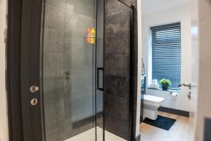 Ένα μπάνιο στο High End Apartment - Perfect For Contractors & Builders - Free Parking +35 φωτογραφίες