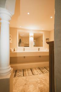 łazienka z wanną i dużym lustrem w obiekcie La Villa Hibiscus, Saint Martin w mieście Cul de Sac