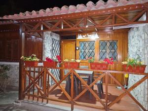 una habitación con una mesa con macetas. en Cabaña Condominio Campestre ente Santa Marta Rodadero con Piscina WIFI AC, en Santa Marta