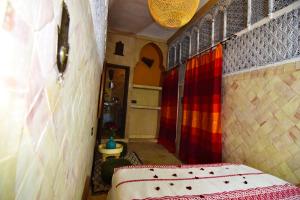 Postel nebo postele na pokoji v ubytování Riad marrakesh peace