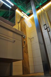 a bathroom with a shower with a door and a window at Alpenchalets Weissenbacher-Fuchsbau in Tamsweg