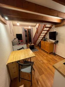a room with a table and chairs in a room at Petit chalet cosy prêt des pistes in Bolquere Pyrenees 2000