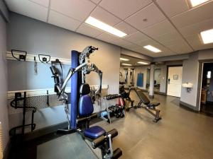ein Fitnessstudio mit mehreren Laufbändern in einem Raum in der Unterkunft Cornerstone Lodge by StayIn in Fernie