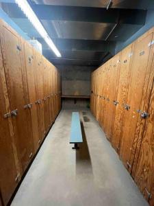 une rangée de casiers avec un banc bleu dans une pièce dans l'établissement Cornerstone Lodge by StayIn, à Fernie