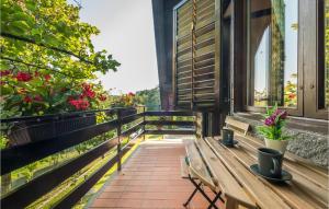 Balkon lub taras w obiekcie Beautiful Home In Bedenica With Sauna