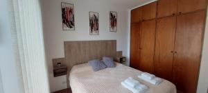 Un dormitorio con una cama con toallas. en Kattegat, en Puerto Madryn