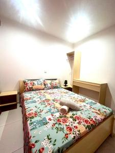 a bedroom with a bed with a floral bedspread at Oásis de retour in Ponta do Sol +18 photos