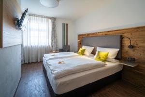 Postel nebo postele na pokoji v ubytování Hotel zum ehem. königl. Bayr. Forsthaus