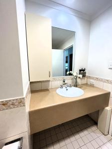 a bathroom with a sink and a mirror at 303 Cheerful City Central Crib Sleeps 2 in Perth +17 photos
