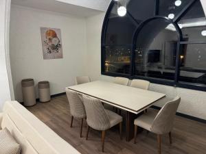 un tavolo e delle sedie in una stanza con una finestra di Pacis Antakya a Hatay