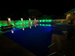 una piscina notturna con luci in acqua di Pacis Antakya a Hatay