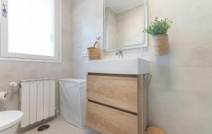 Un baño con lavabo blanco y inodoro. en Santander Centro I 3 Hab I Wifi I Moderno, en Santander 31 fotos más