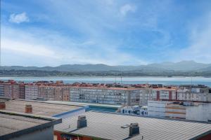 vistas a una ciudad con un gran cuerpo de agua en Santander Centro I 3 Hab I Wifi I Moderno, en Santander