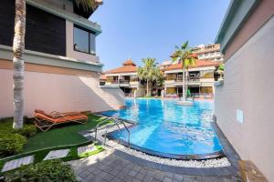 Piscina di Anantara Palm Jumeirah Studio Sea View o nelle vicinanze
