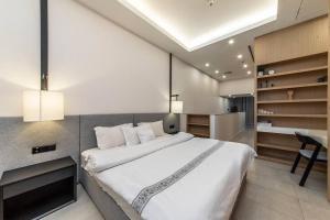 una camera da letto con un grande letto bianco e una scrivania di Anantara Palm Jumeirah Studio Sea View a Dubai Altre 32 foto