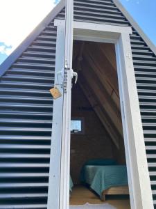 una puerta abierta a una habitación en una casa en Camping El Relincho, en El Chaltén 3 fotos más