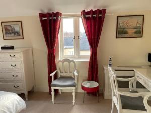 Ένα ή περισσότερα κρεβάτια σε δωμάτιο στο Top Floor En-suite Double Bedrooms With Great View Of Windsor Castle & Free Parking