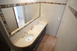 Un baño con dos lavabos y un espejo grande. en Moderno departamento caseros, en Caseros 13 fotos más