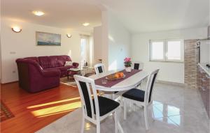 Χώρος καθιστικού στο Three-Bedroom Apartment In Gata +19 φωτογραφίες