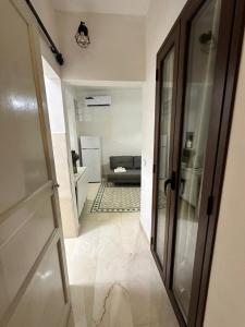 ein Flur mit einer Tür, die zu einem Wohnzimmer führt in der Unterkunft La Casetta in Trapani