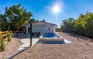 Bazén v ubytovaní 2 Bedroom Pet Friendly Home In Zestilac alebo v jeho blízkosti