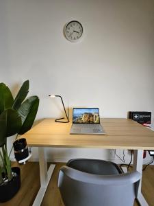 a laptop computer sitting on a wooden desk at Stilvolle Wohnung mit Balkon & Parkplatz in Moers - Ideal für Business, Familien und Monteure nahe Düsseldorf in Moers +138 photos