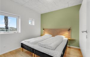 Katil atau katil-katil dalam bilik di Amazing Apartment In Ringkøbing +18 gambar