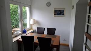 ein Esszimmer mit Tisch und Stühlen und einem Fenster in der Unterkunft Haus im Garten in der Nähe von Köln-Messe in Bergisch Gladbach